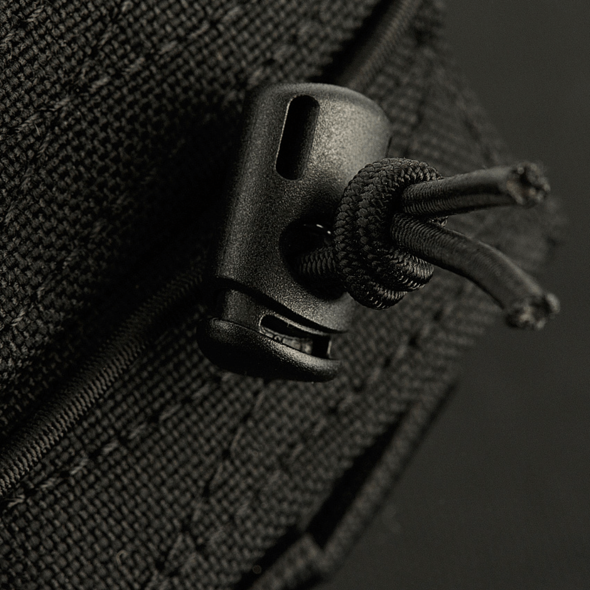 Nærbillede af M-Tac Åben Dobbelt Magasintaske til AK med robust lukning og skridsikker materiale til sikker opbevaring af magasiner