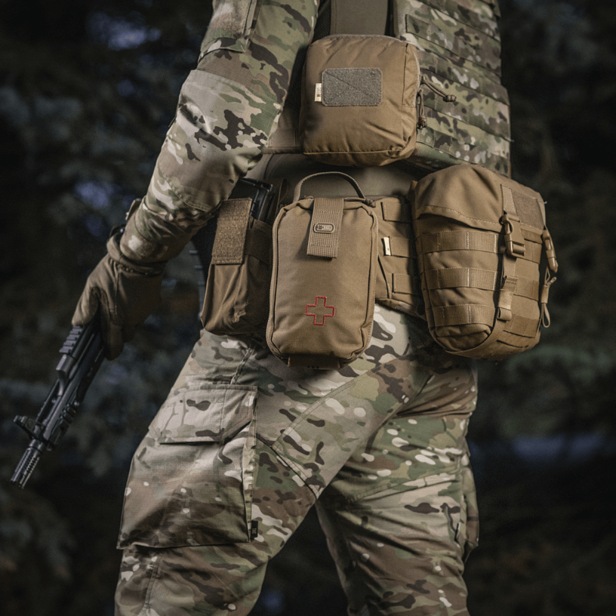 M-Tac Medical Pouch Rip Off monteret på militært camouflagetøj til hurtig adgang til medicinsk udstyr i felten.