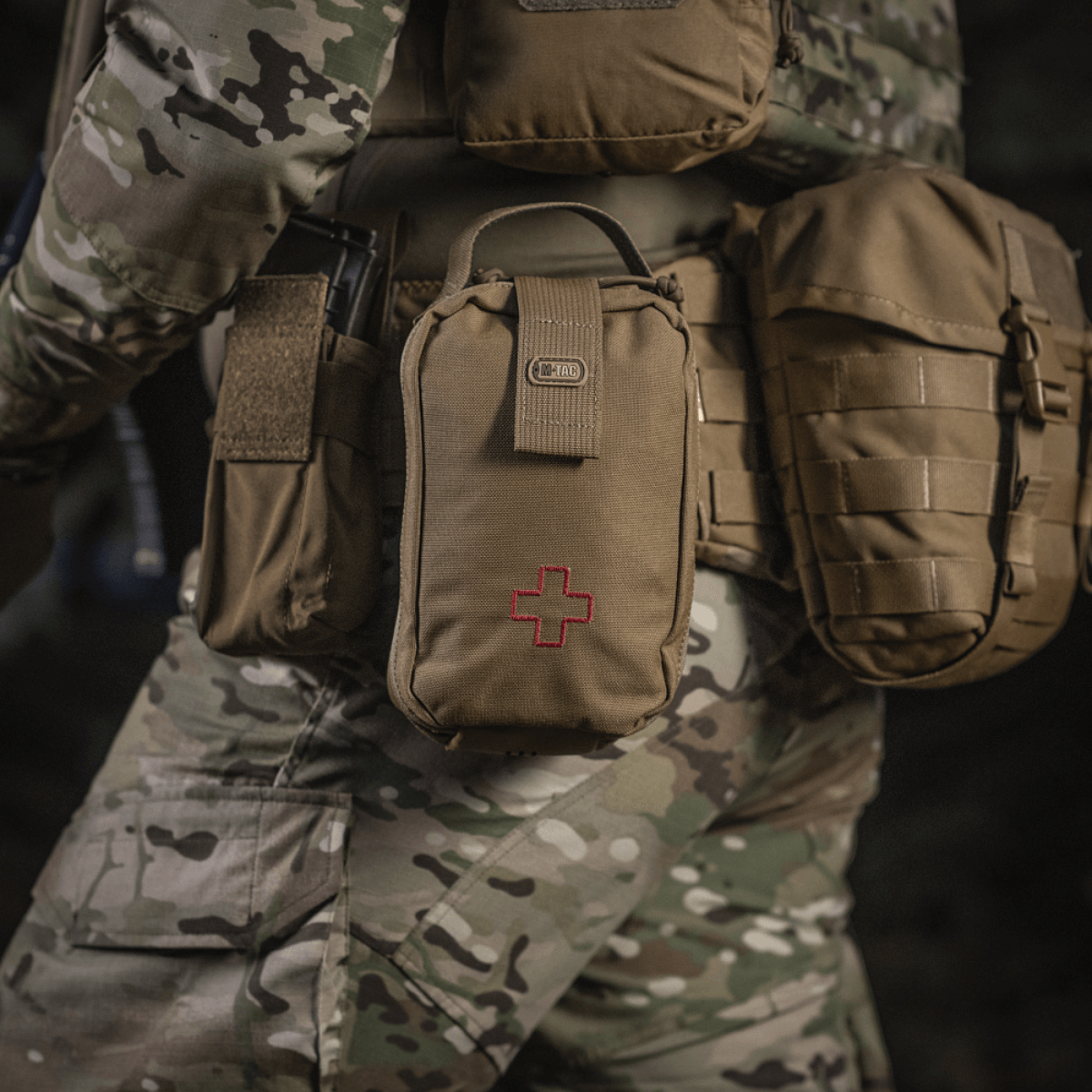 M-Tac Medical Pouch Rip Off monteret på camouflagedragt, klar til førstehjælp i felten.