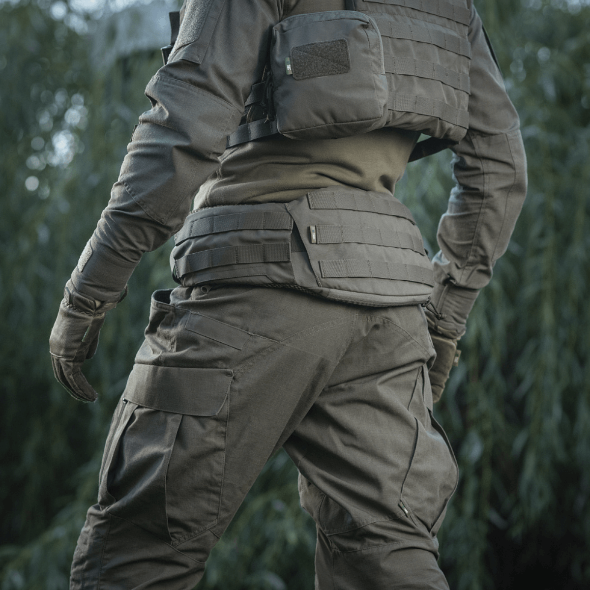 M-Tac War Belt ARMOR iført af taktisk specialist udendørs, viser MOLLE-webbing til fastsættelse af udstyr.