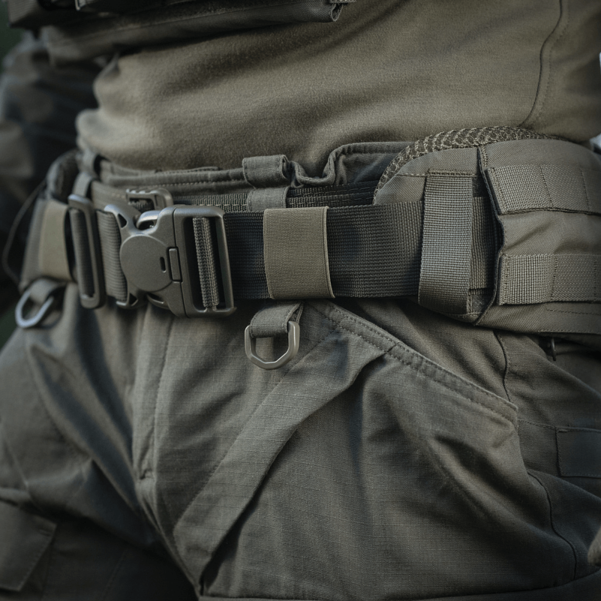 M-Tac War Belt ARMOR i brug med taktisk udstyr, MOLLE-webbing og slidstærk Cordura 500D, perfekt til kampopgaver