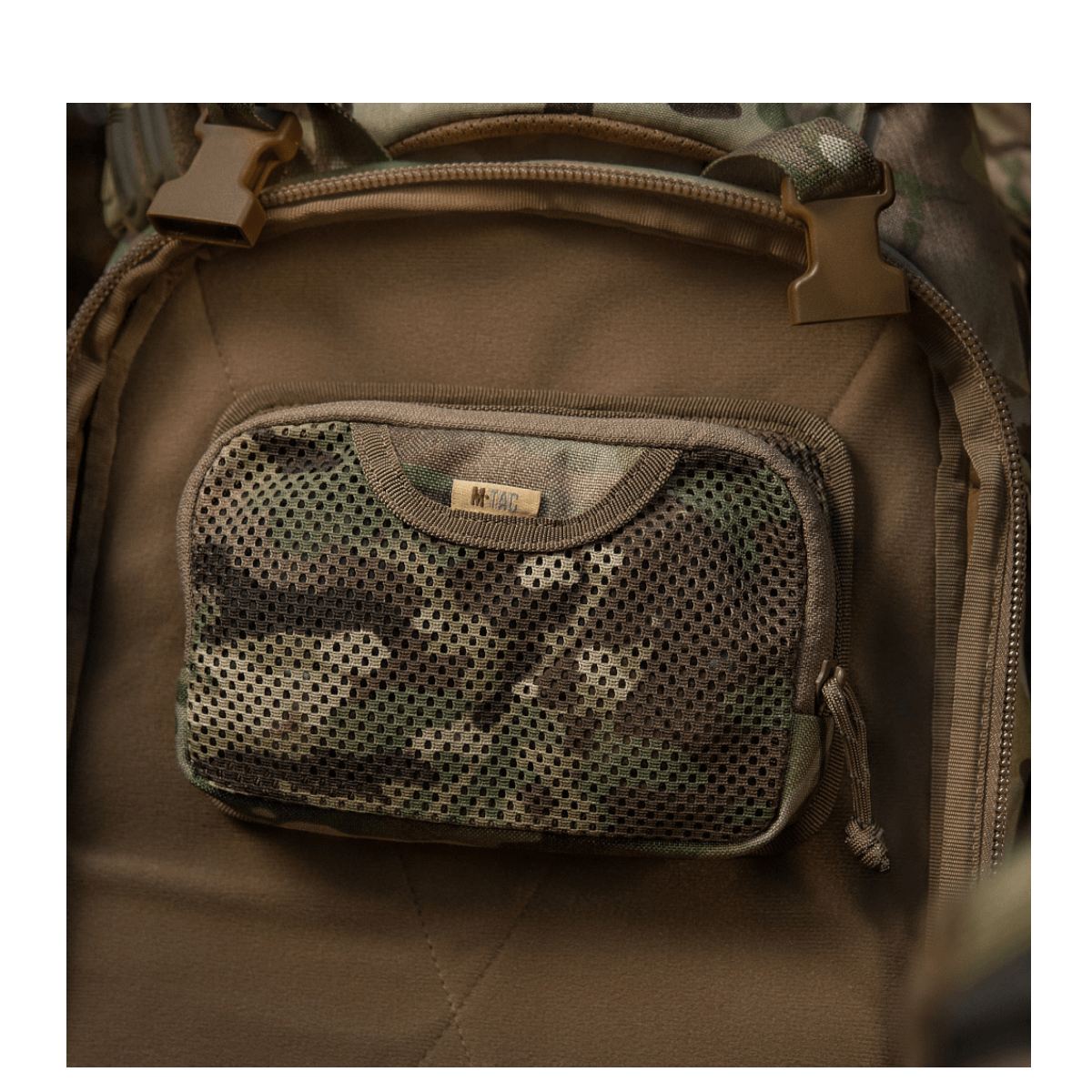 M-Tac Hook & Loop Utility Panel monteret indvendigt i en rygsæk, modulært design med lynlåslomme for praktisk organisering og adgang.