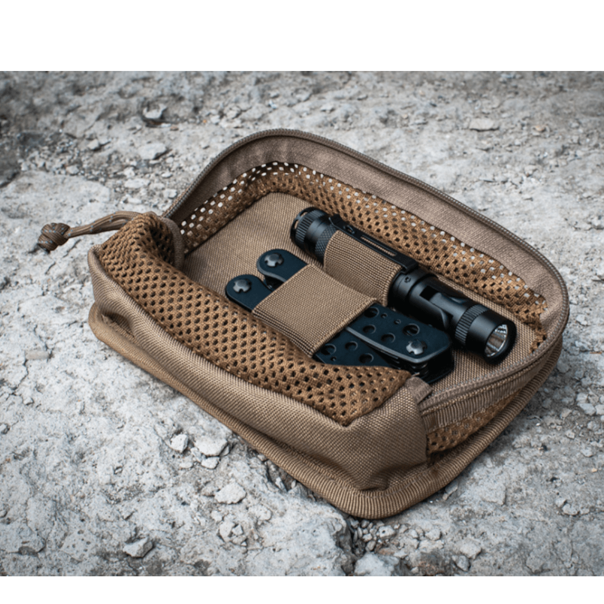 Lynlåslomme i M-Tac Hook & Loop Utility Panel med organisering af småting.
