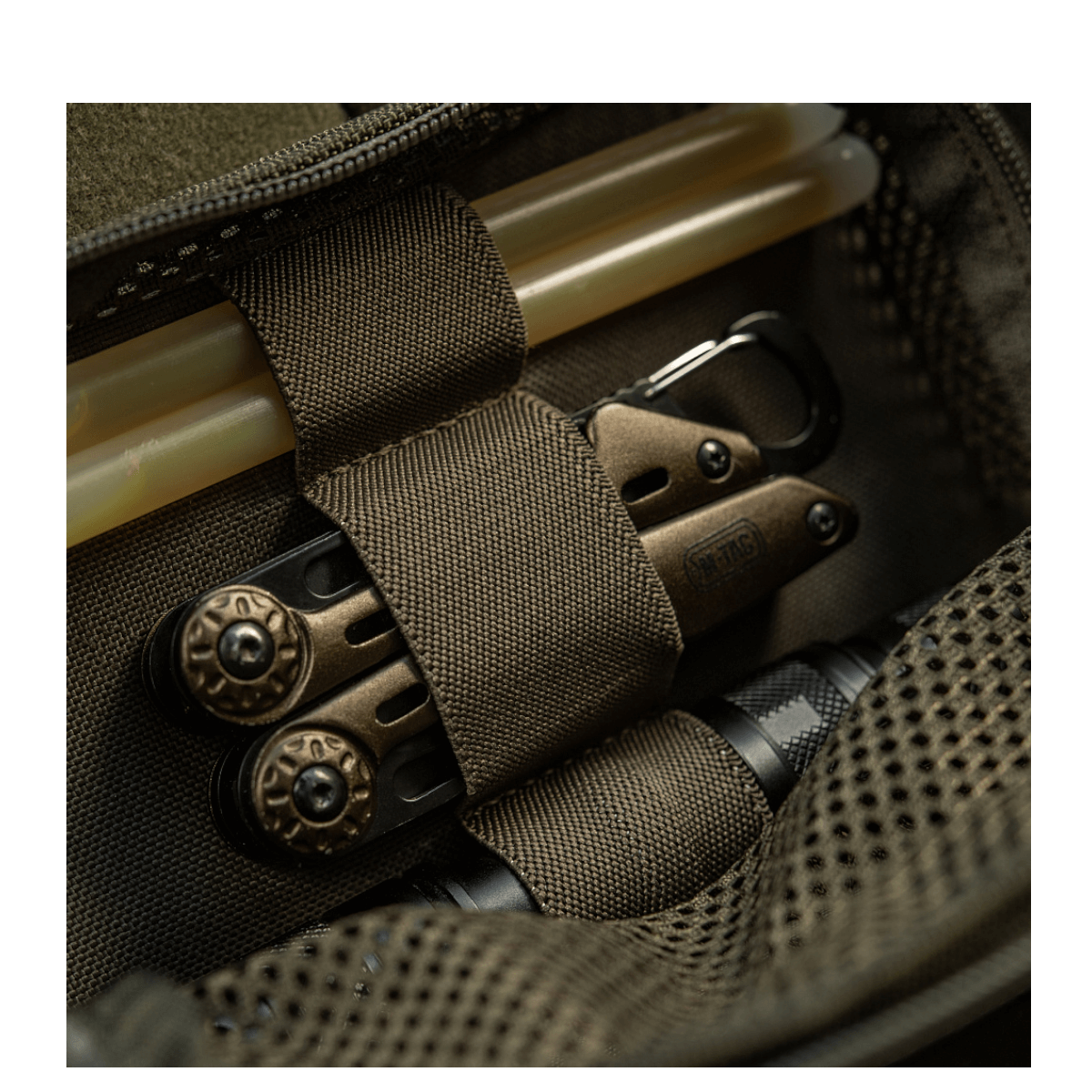 Indeni en taske organiseret med M-Tac Hook & Loop Utility Panel og lynlåslomme til sikker opbevaring af småting, 19 x 13 cm.