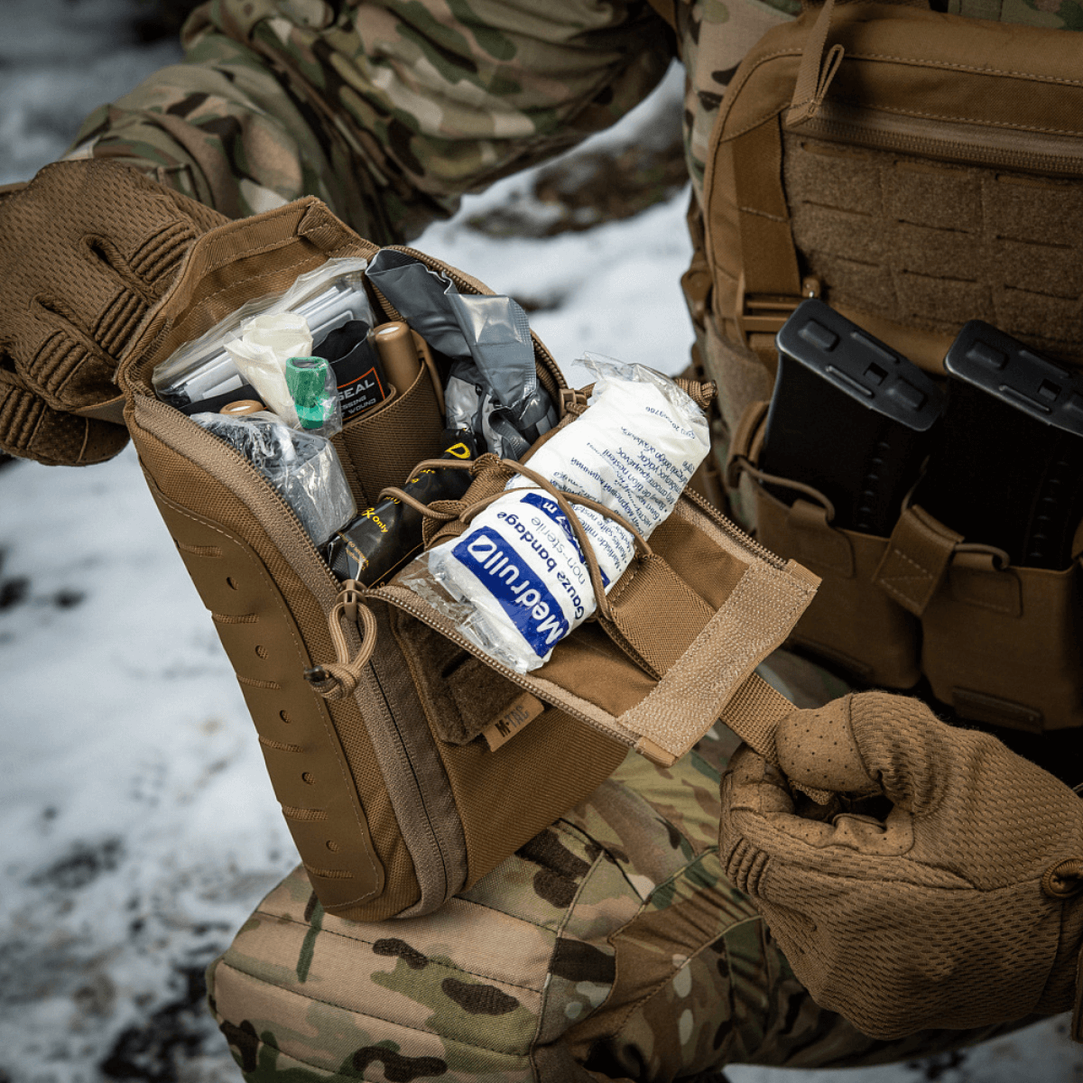 M-Tac Medical Pouch Elite Rip Off, taktisk førstehjælpstaske åbnet i felten, organiseret indhold med elastiske stropper.