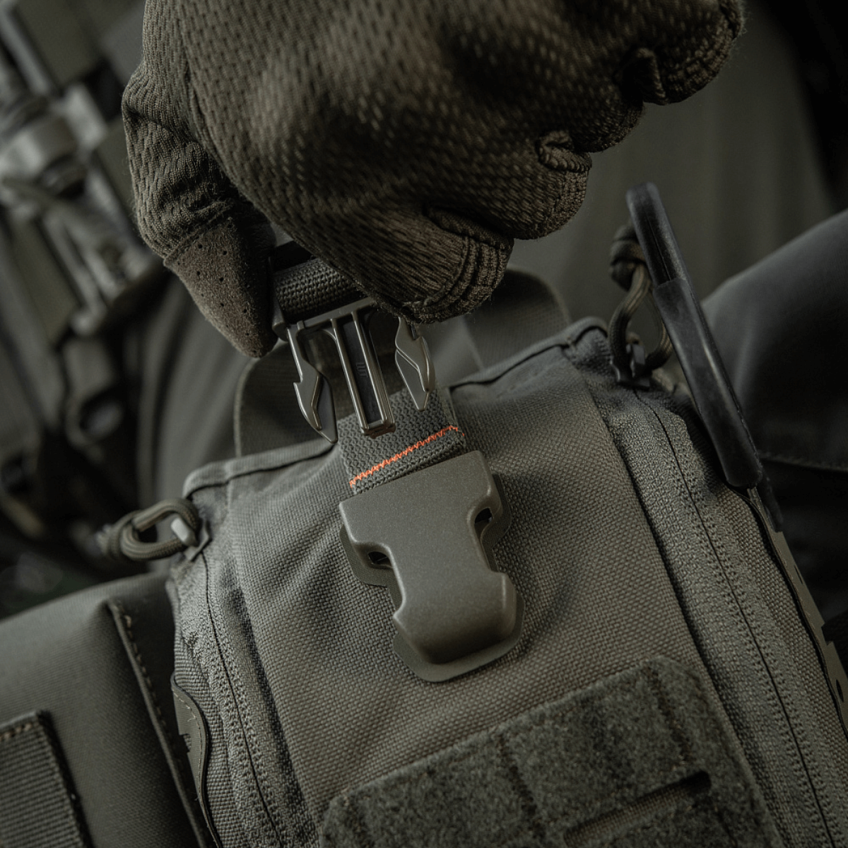 M-Tac Medical Pouch Elite Rip Off i brug med hurtig åbning af taktisk førstehjælpstaske med praktisk og let håndtag.