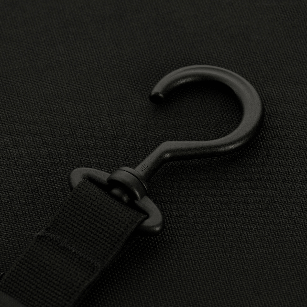 Sort krog på M-Tac Toilettaske Elite Gen.II i nærbillede, viser detaljeret design af hængemekanisme på toilettasken.