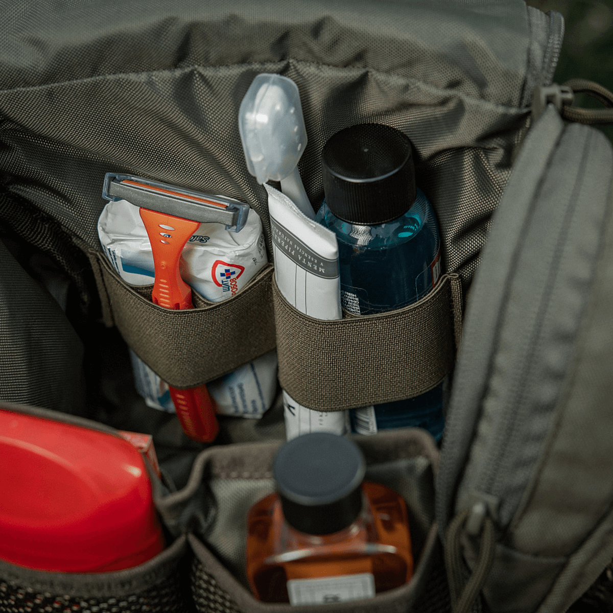 M-Tac Toilettaske Elite Gen.II med barbermaskine, tandbørste og flasker, perfekt til opbevaring af hygiejneartikler.