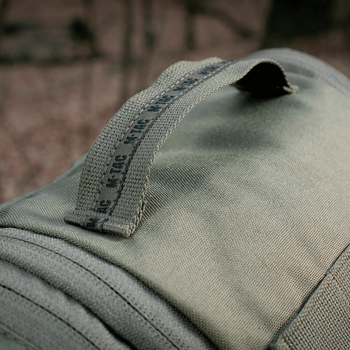 Nærbillede af M-Tac Toilettaske Elite Gen.II i en naturlig udendørs setting.