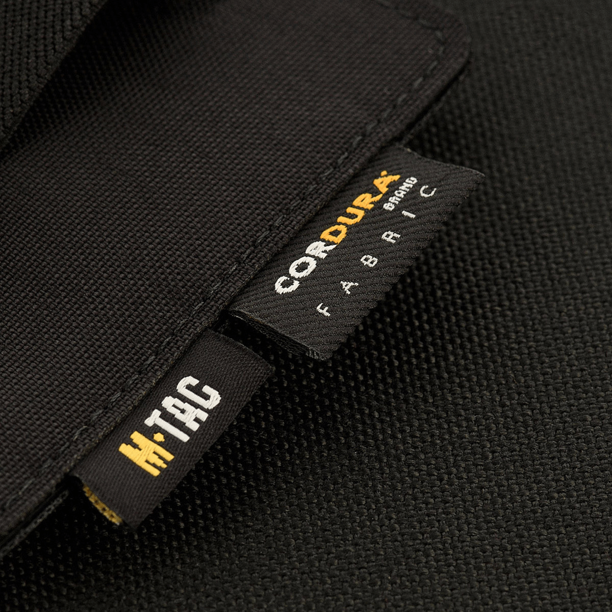 M-Tac Double Mag Pouch Hook Backed Magazine, fremstillet af slidstærkt CORDURA-stof med mærkninger, designet til modulær opbevaring.