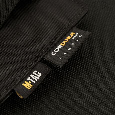 Nærbillede af M-Tac Double Mag Pouch Hook Backed Magazine lavet af Cordura-stof med etiketter