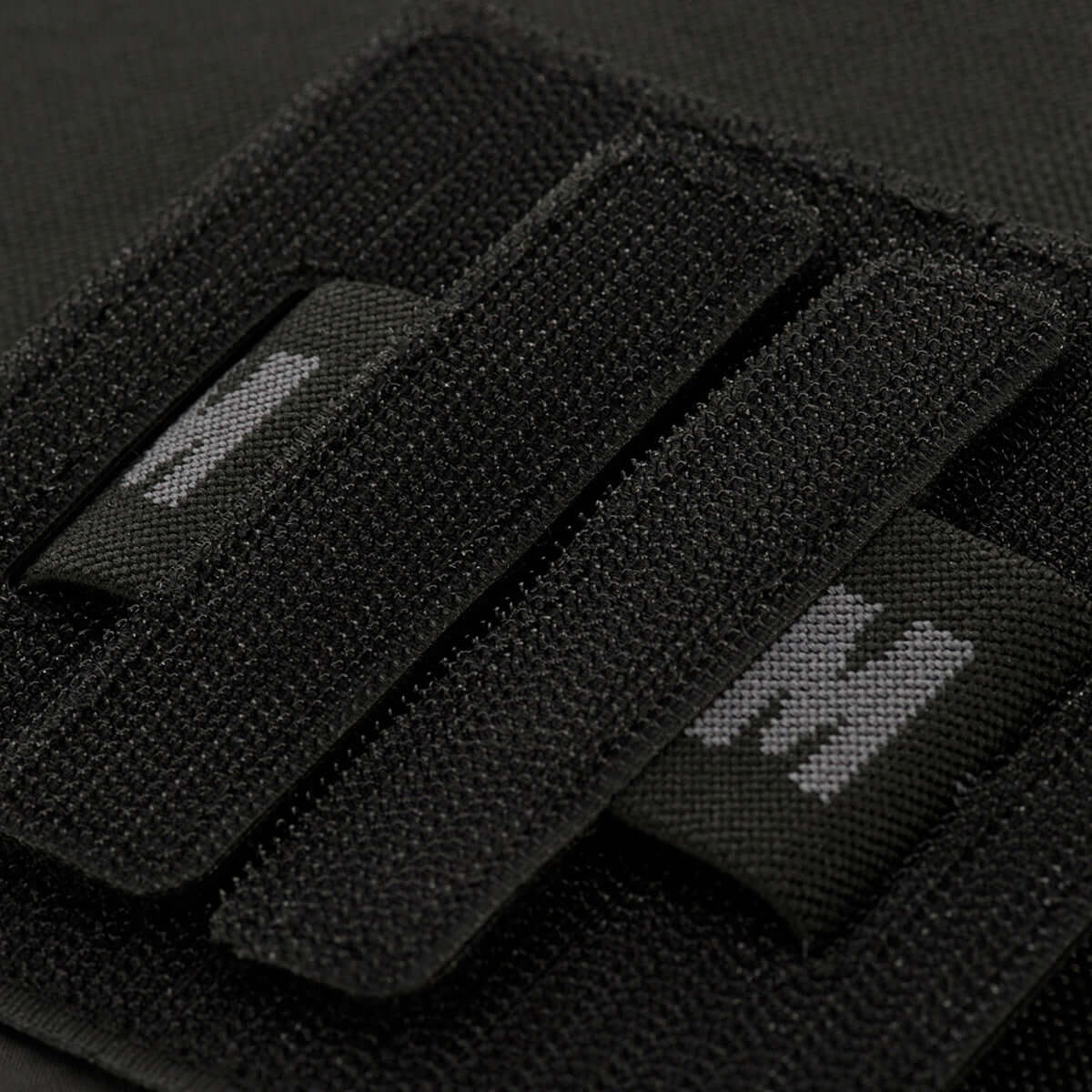 Nærbillede af M-Tac Double Mag Pouch Hook Backed Magazine med velcrolukning, ideel til opbevaring af to pistolmagasiner eller lignende genstande.