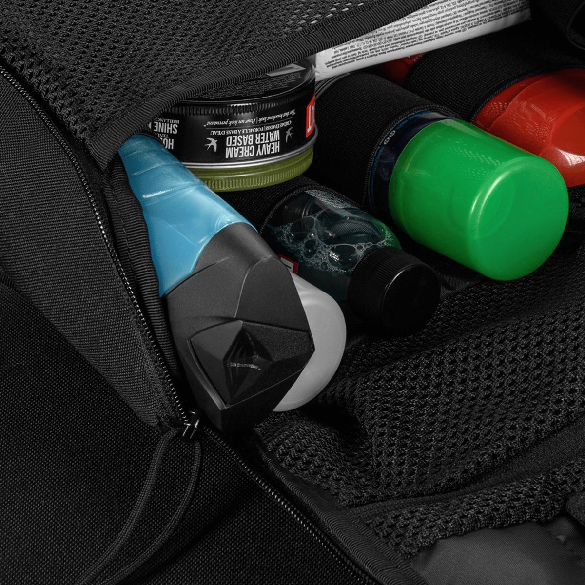 M-Tac Toilettaske med forskellige toiletartikler, inklusiv deodorant og flasker, i en kompakt og vandafvisende 600D polyester taske.