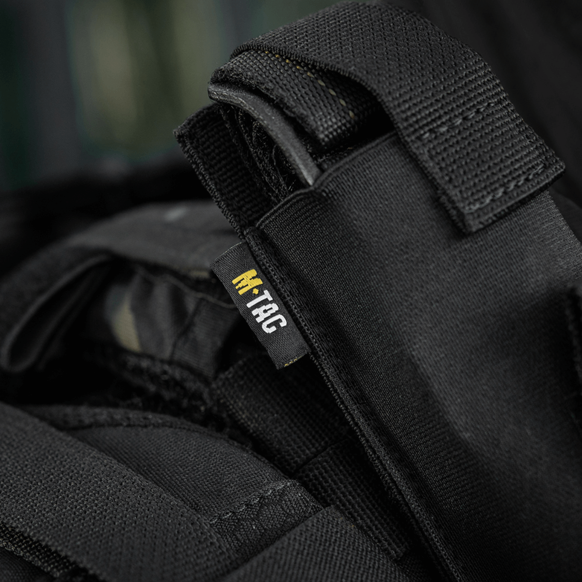M-Tac Tourniquet Pouch Elastisk med MOLLE Gen.II i sort Cordura stof, fastgjort til udstyr med MOLLE-system.