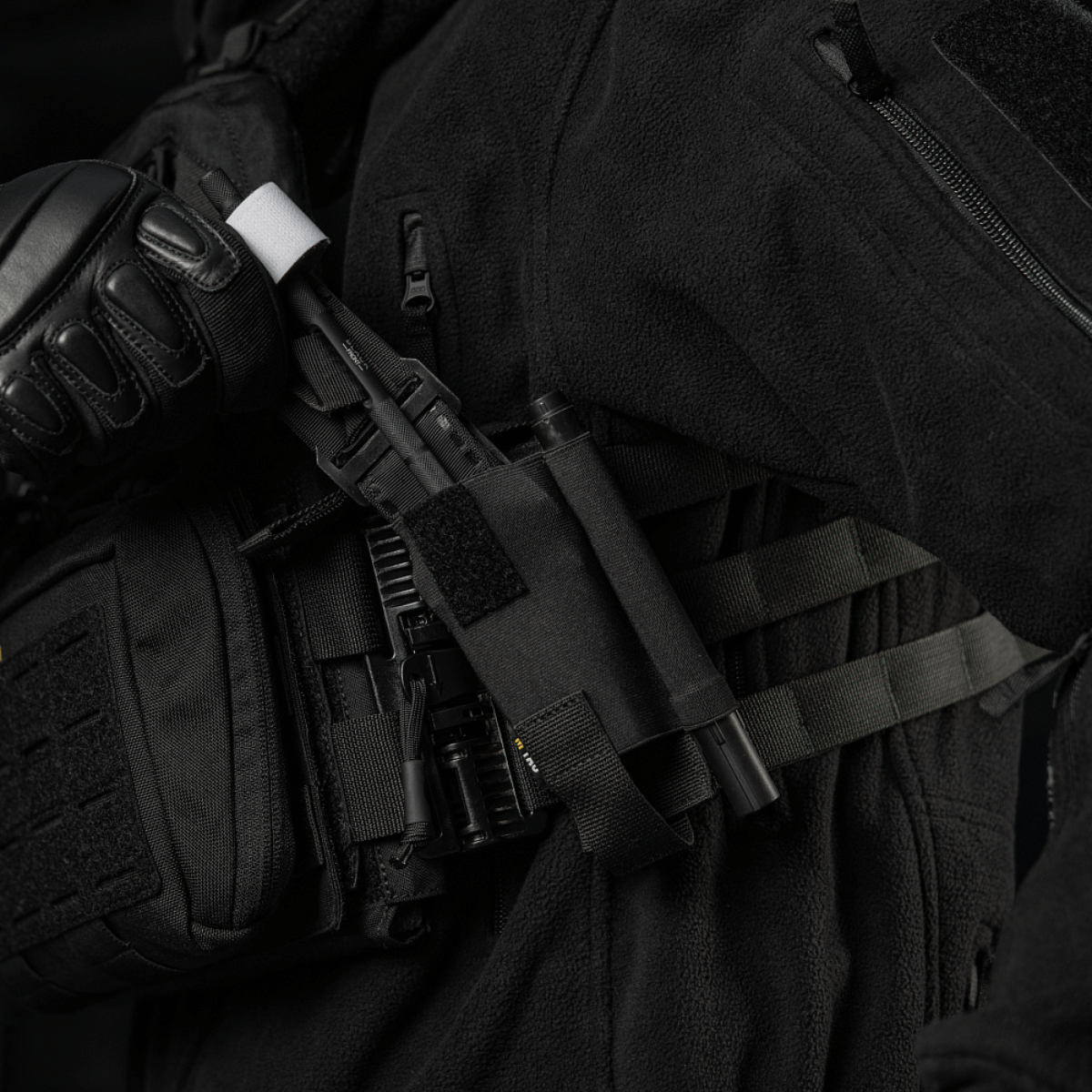M-Tac Elastisk Tourniquet Pouch Molle Gen.III monteret på taktisk udstyr, lavet af Cordura Squadron.