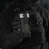Taktisk operatør holder M-Tac Elastisk Tourniquet Pouch Molle Gen.III lavet af Cordura Squadron med bred elastik og lynhurtig adgang.