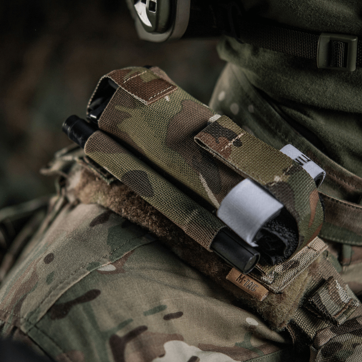 M-Tac Elastisk Tourniquet Pouch Molle Gen.III fastgjort til militærvest i camouflage, sikrer let adgang til C-A-T tourniquet.