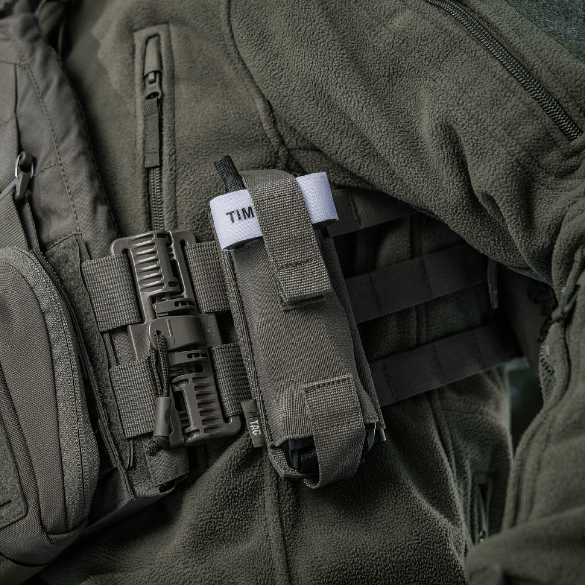 M-Tac Elastisk Tourniquet Pouch Molle Gen.III fastgjort til udstyr, viser stabil elastik og hurtig adgangsfunktioner.