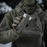 Soldat med M-Tac Elastisk Tourniquet Pouch Molle Gen.III i Cordura Squadron materiale. Ideel til hurtig adgang til C-A-T tourniquet.