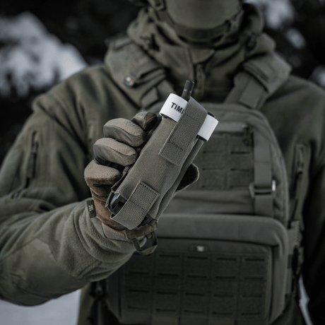Soldat med M-Tac Elastisk Tourniquet Pouch Molle Gen.III i Cordura Squadron materiale. Ideel til hurtig adgang til C-A-T tourniquet.