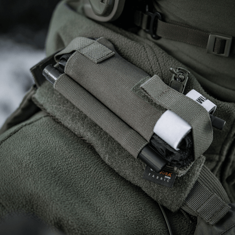M-Tac Elastisk Tourniquet Pouch Molle Gen.III på en taktisk taske i brug