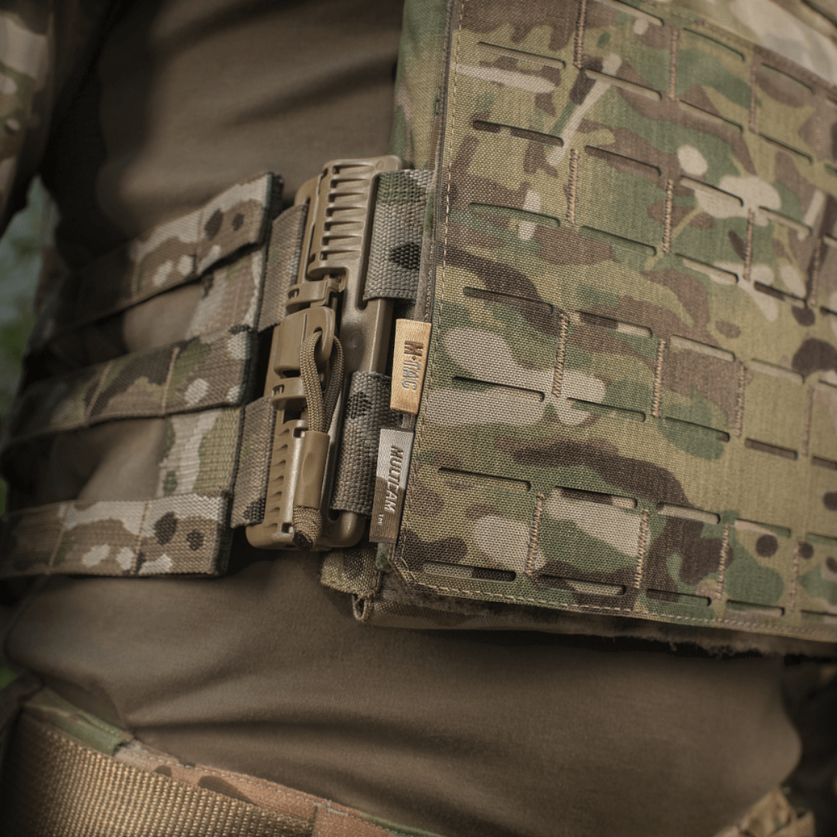 M-Tac Frontpanel til Plate Carrier Cuirass QRS XL i Cordura 500D med MOLLE-system til militærbrug, tæt på.