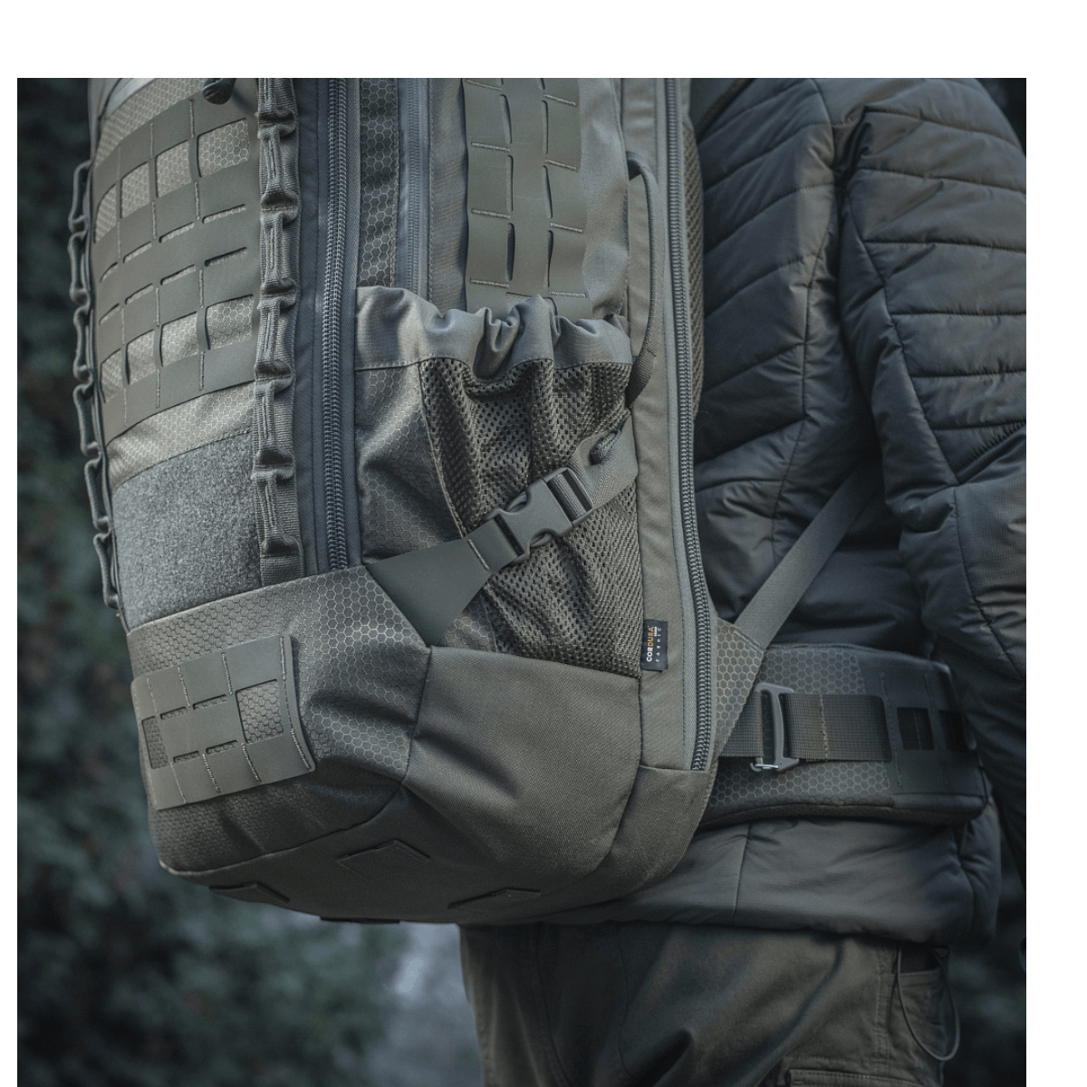 M-Tac Rygsæk Large Elite Hex Gen. IV i slidstærkt Cordura-stof, ergonomisk designet til alsidig og holdbar brug, set bagfra
