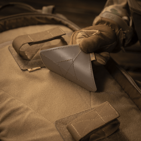 M‑Tac Indlæg til Rygsæk (3 stk) indlagt for fiksering i M‑Tac Large Elite Hex rygsæk, viser Velcro-fastgørelse til våbentilbehør.