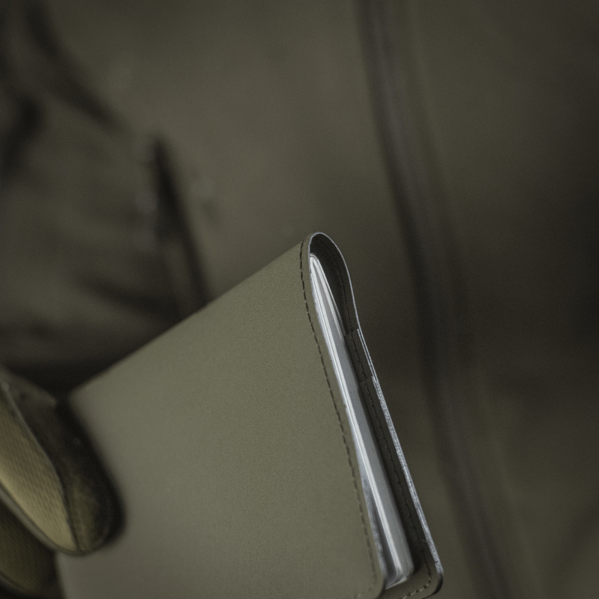 M‑Tac Pascover beskytter pas mod skader, moderne design, høj styrke, indvendige rum, passer til ukrainske og udenlandske pas.