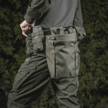 M‑Tac Magasinsæk Dump Pouch Lite Elite monteret på bæltet til hurtig opbevaring af magasiner, materialet er holdbart Cordura 500D.