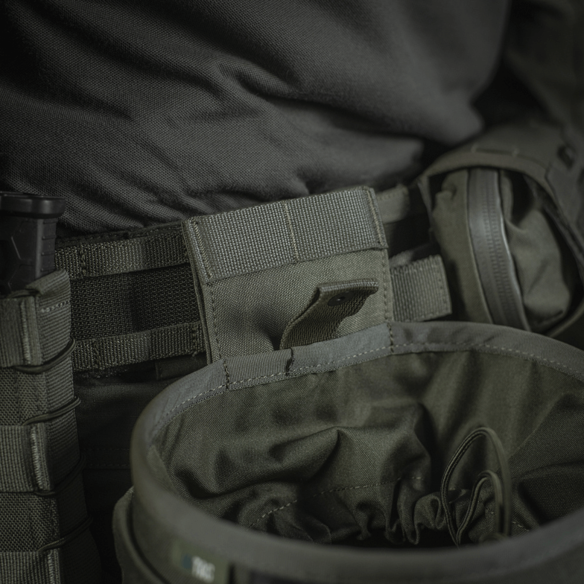 M‑Tac Magasinsæk Dump Pouch Lite Elite monteret på bælte, fremhæver hurtiglukkesystem og robust Cordura 500D-materiale.