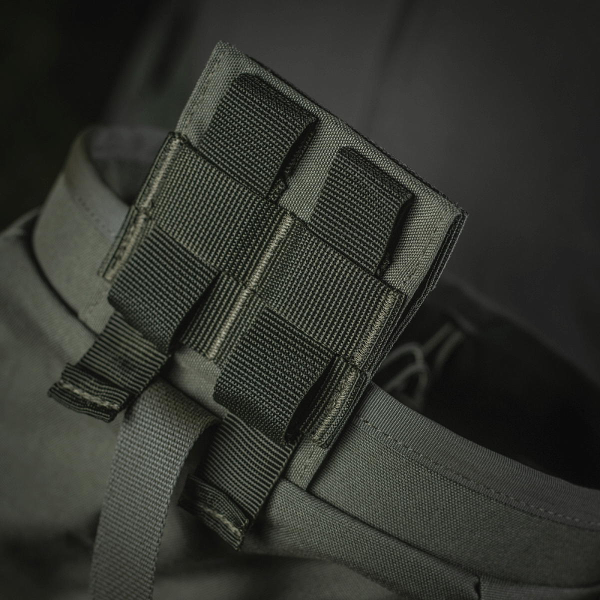 M‑Tac Magasinsæk Dump Pouch Lite Elite fastgjort med MOLLE stropper, fremvist i robust Cordura 500D materiale. Hurtiglukkesystem synligt.