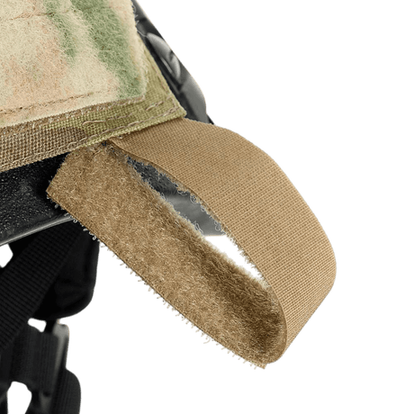 Nærbillede af M-Tac Hjelmcover Shroud Elite med velcro-strap til ekstra kamuflage eller kabler på en TOR-D hjelm.