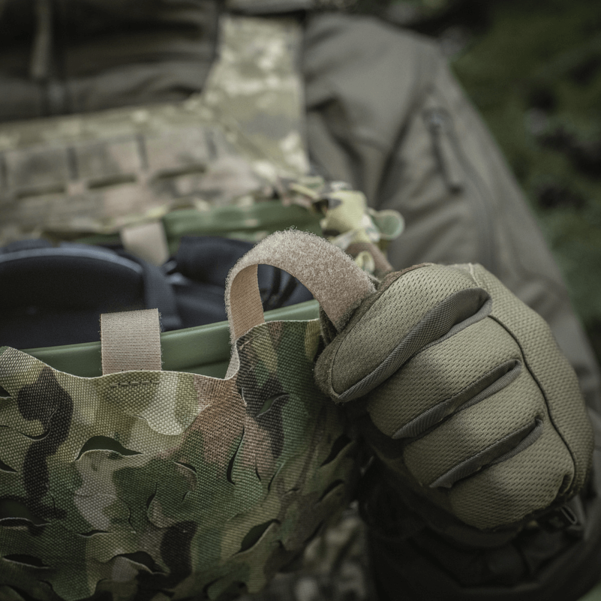 M-Tac Vilha Hjelmcover Elite i Multicam-camouflage monteret på hjelm, fremstillet af Cordura 500D med velcro-paneler og chokledning.