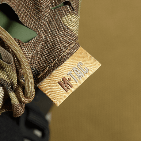 M‑Tac Vilha Hjelmdæksel Elite i Multicam camouflage med Cordura 500D og Laser Cut beslag, nærbillede af mærket.