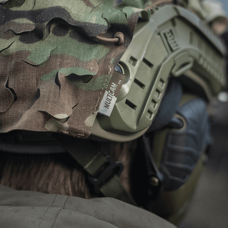 M‑Tac Vilha Hjelmdække FAST Multicam mønster på FAST-hjelm, slidstærkt Cordura 500D materiale for camouflage og beskyttelse.