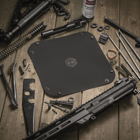 M‑Tac Vedligeholdelsesbakke 24x24 cm på arbejdsstation med våbenrengøringstilbehør, fremstillet af slidstærkt polymer, foldbar og let at rengøre.