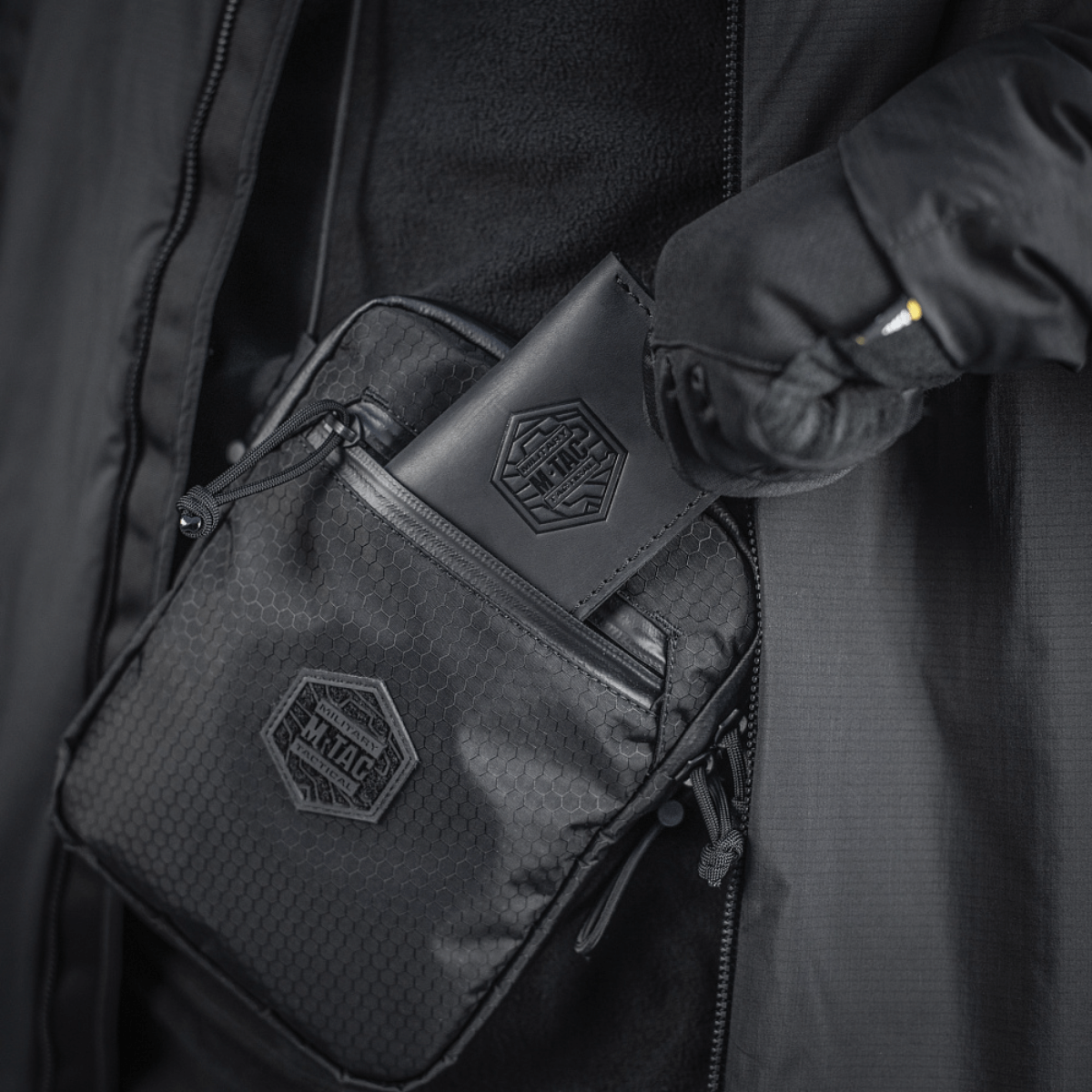 M‑Tac Pocket Bag Elite HEX i slidstærkt materiale med YKK lynlåse, ideel til EDC-udstyr som nøgler og dokumenter, sort design.