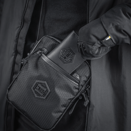 M‑Tac Pocket Bag Elite HEX i slidstærkt materiale med YKK lynlåse, ideel til EDC-udstyr som nøgler og dokumenter, sort design.