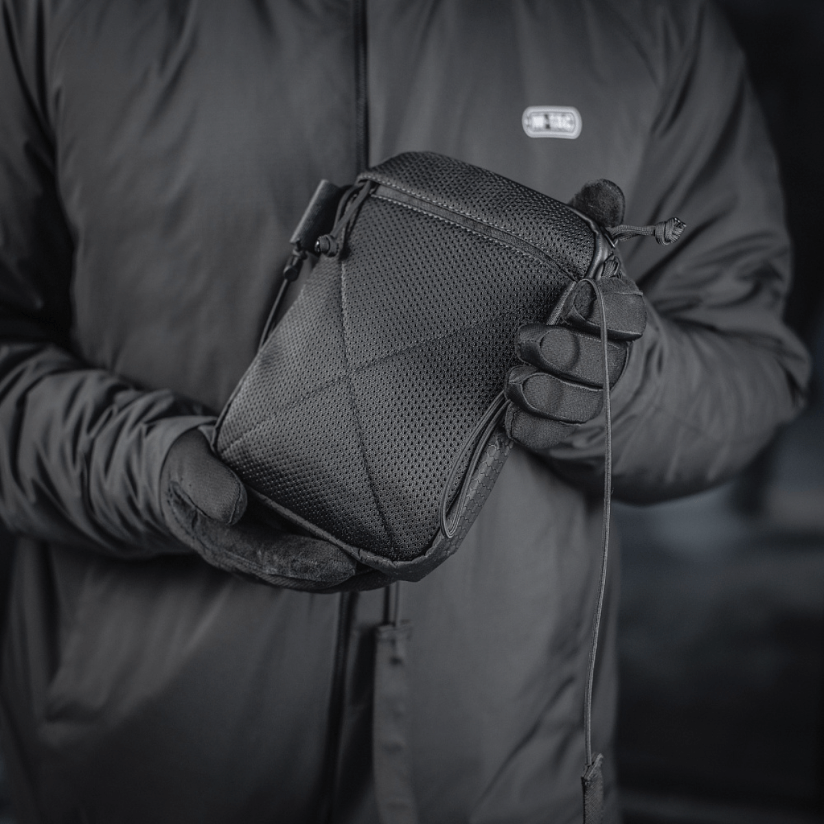 M‑Tac Pocket Bag Elite HEX i en holdbar konstruktion med YKK lynlåse, ideel til opbevaring af småting og EDC-udstyr, vist i en sort farve