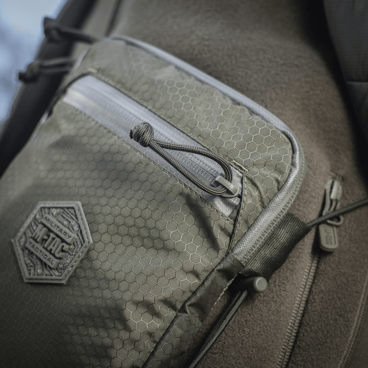 M‑Tac Pocket Bag Elite HEX i slidstærkt materiale med YKK lynlåse, perfekt til opbevaring af EDC-udstyr og småting.