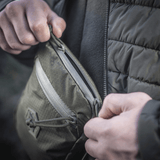 Person åbner M‑Tac Pocket Bag Elite HEX med kvalitets YKK lynlåse, ideel til EDC-udstyr.
