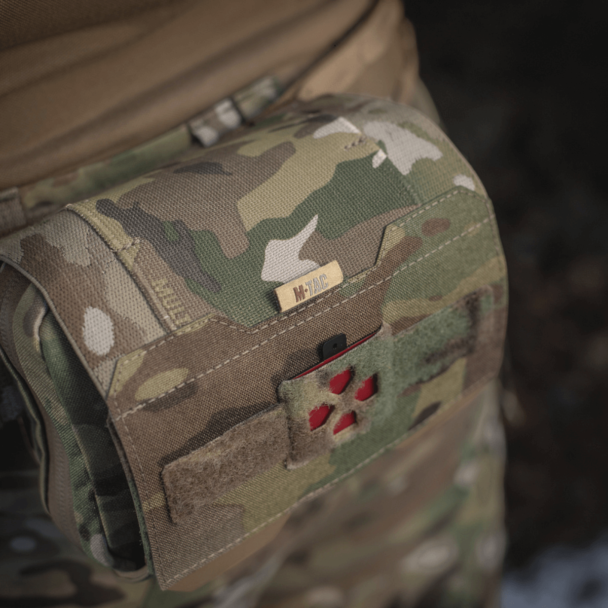 M-Tac Horisontal Medic Lomme Large Elite i brug på en militær uniform, lavet af slidstærk Cordura 500D til førstehjælp.