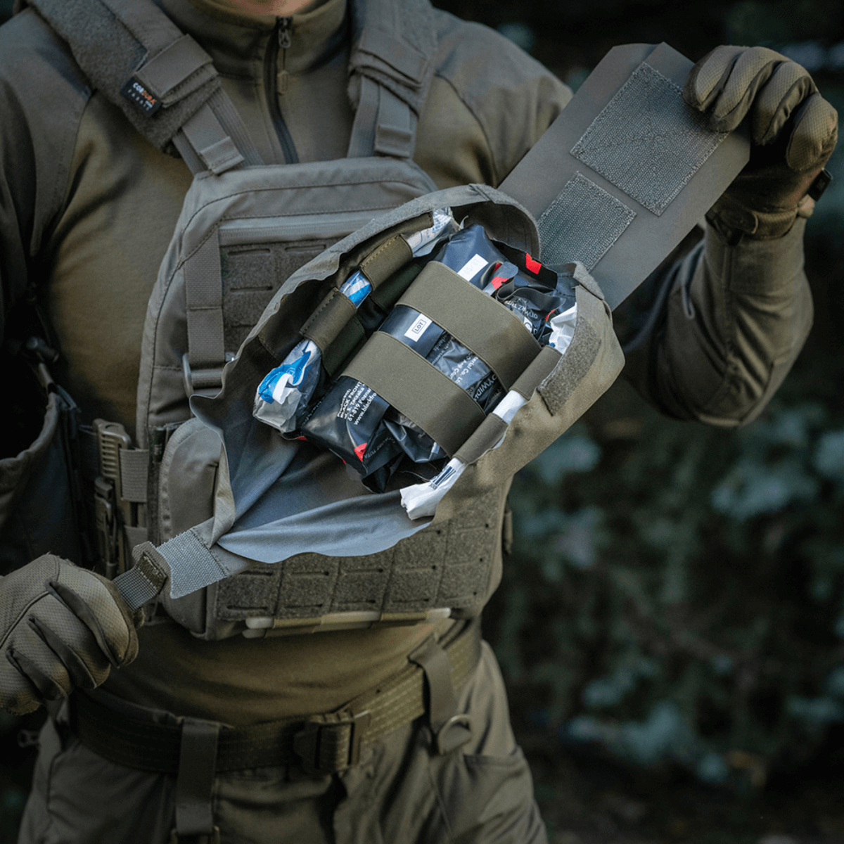 M‑Tac Medic Pouch Vertical Large Elite i brug til hurtig adgang til førstehjælpsudstyr med robust Cordura-konstruktion.