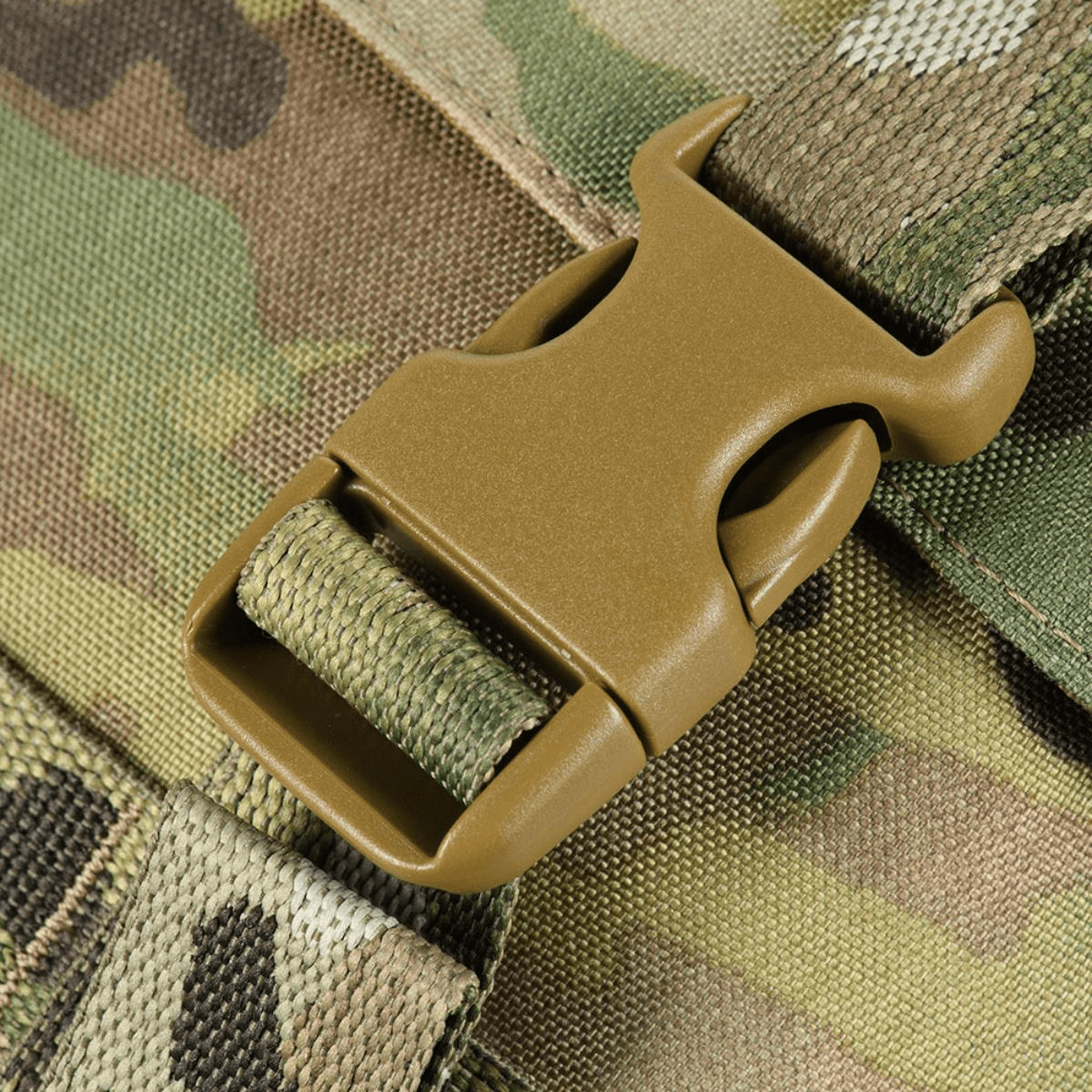 Nærbillede af M-Tac Pouch Sukharka Gen.3 XL i Cordura 500D med Woojin Fastex-lukning, militærcamouflage design med MOLLE-system.