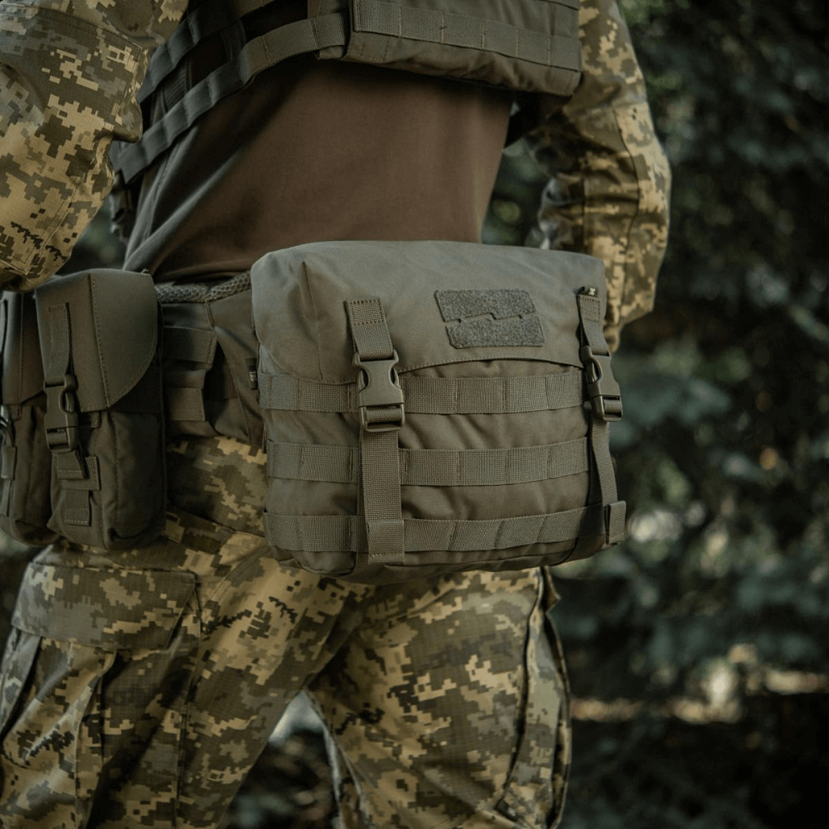 M-Tac Pouch Sukharka Gen.3 XL monteret på feltvest med MOLLE-system til udendørs brug.