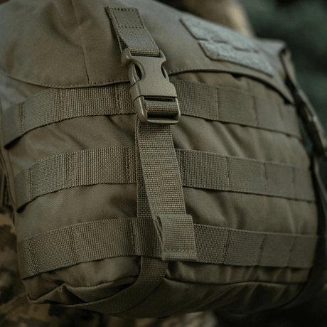 M-Tac Pouch Sukharka Gen.3 XL med MOLLE-system og Fastex-lukning i slidstærkt Cordura 500D materiale, set i felten.