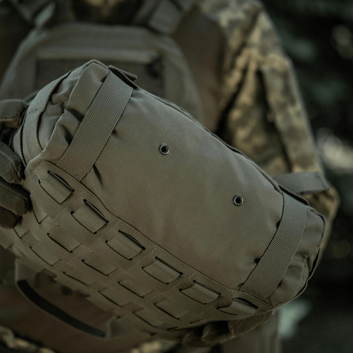 M-Tac Pouch Sukharka Gen.3 XL holdt af soldat i skovmiljø, slidstærk Cordura 500D, MOLLE-system og Velcro-panel