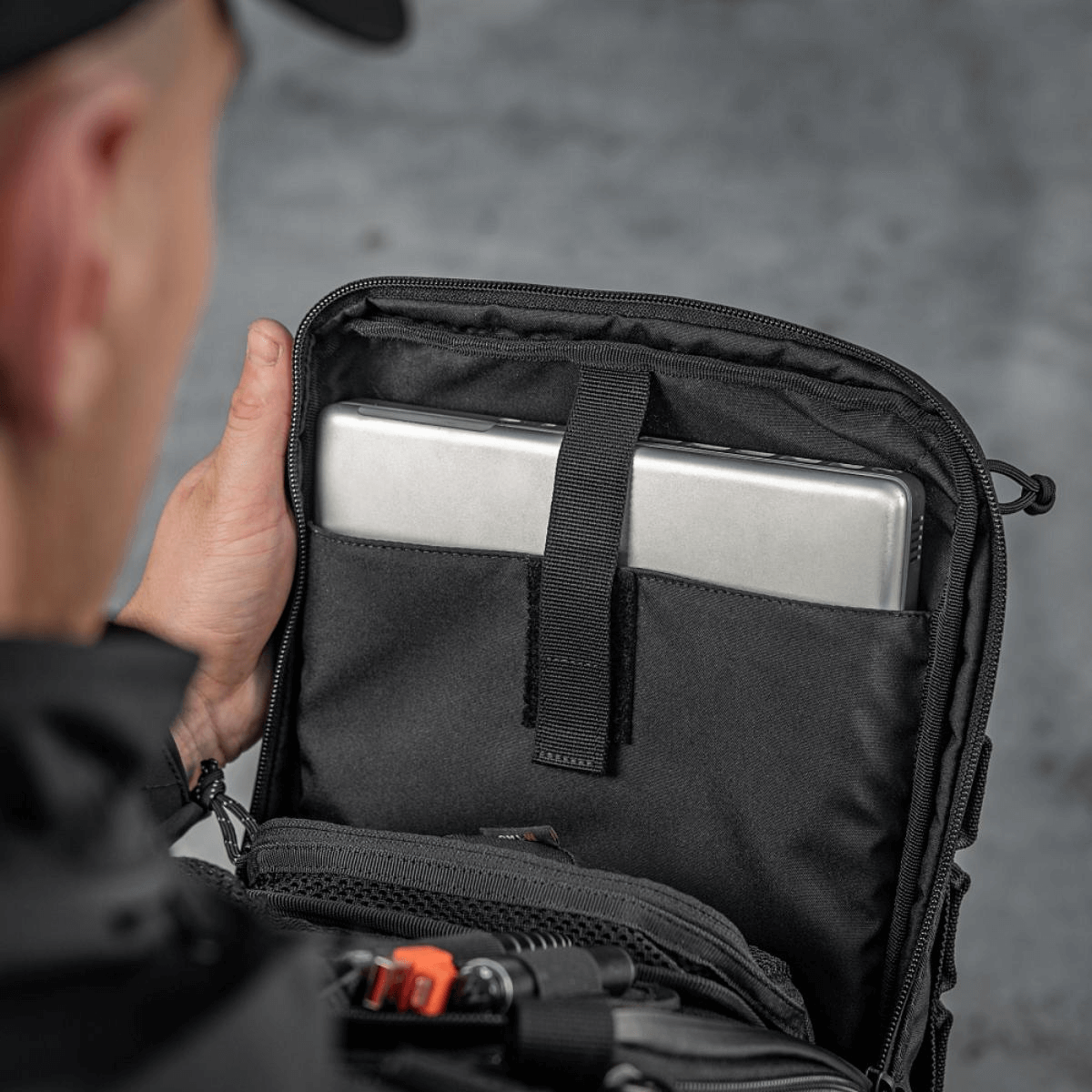 M-Tac Tablet Bag Laser Cut Hex, åben taske med et tablet, hurtig adgang. Fremstillet i Cordura, frontpanel med Laser Cut MOLLE.