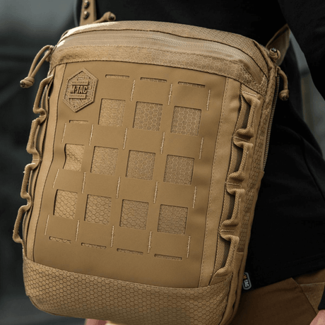 M-Tac Tablet Bag Laser Cut Hex taske med MOLLE-frontpanel på ryg, fremstillet i Cordura materiale.